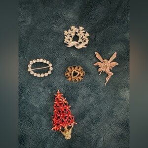 Vintage Elegant Brooch Set